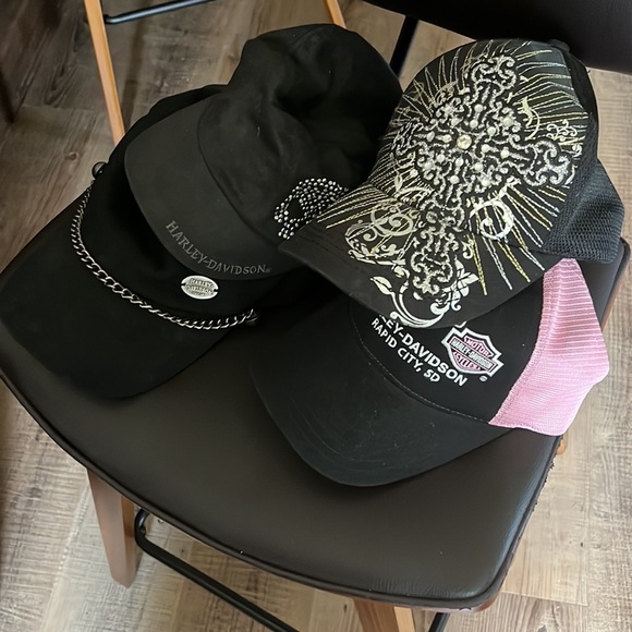 Harley-Davidson Accessories - Hat bundle- Harley Davison ( 4 hats )